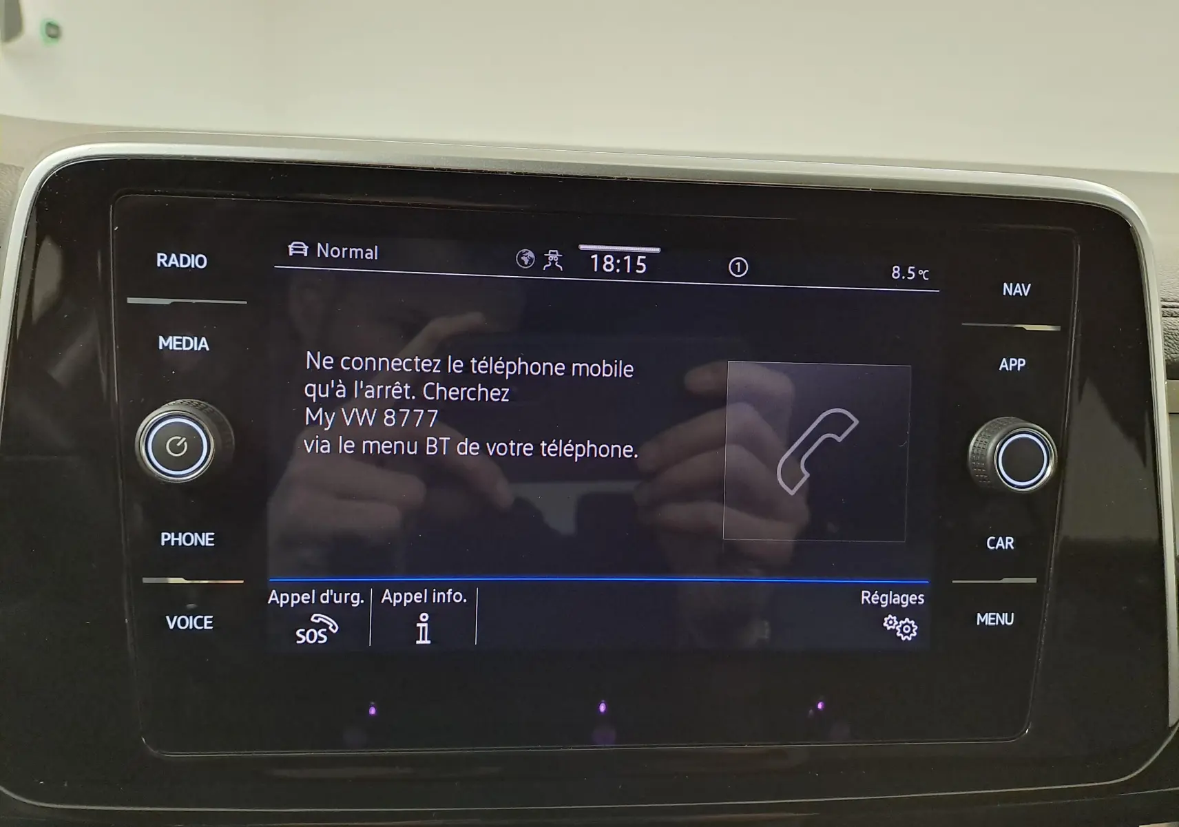 Écran tactile central du Volkswagen T-Roc 1.5 TSI 150 DSG7 R-Line Edition affichant les instructions Bluetooth, intérieur noir.