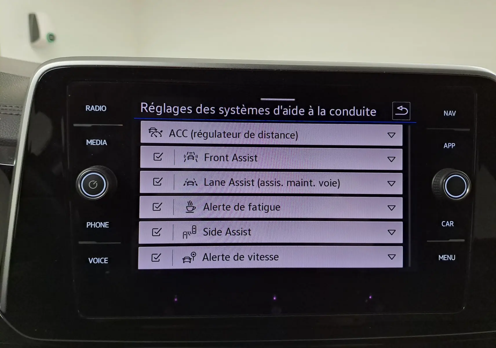Écran central du Volkswagen T-Roc 2025 affichant les réglages des aides à la conduite, interface moderne et claire.