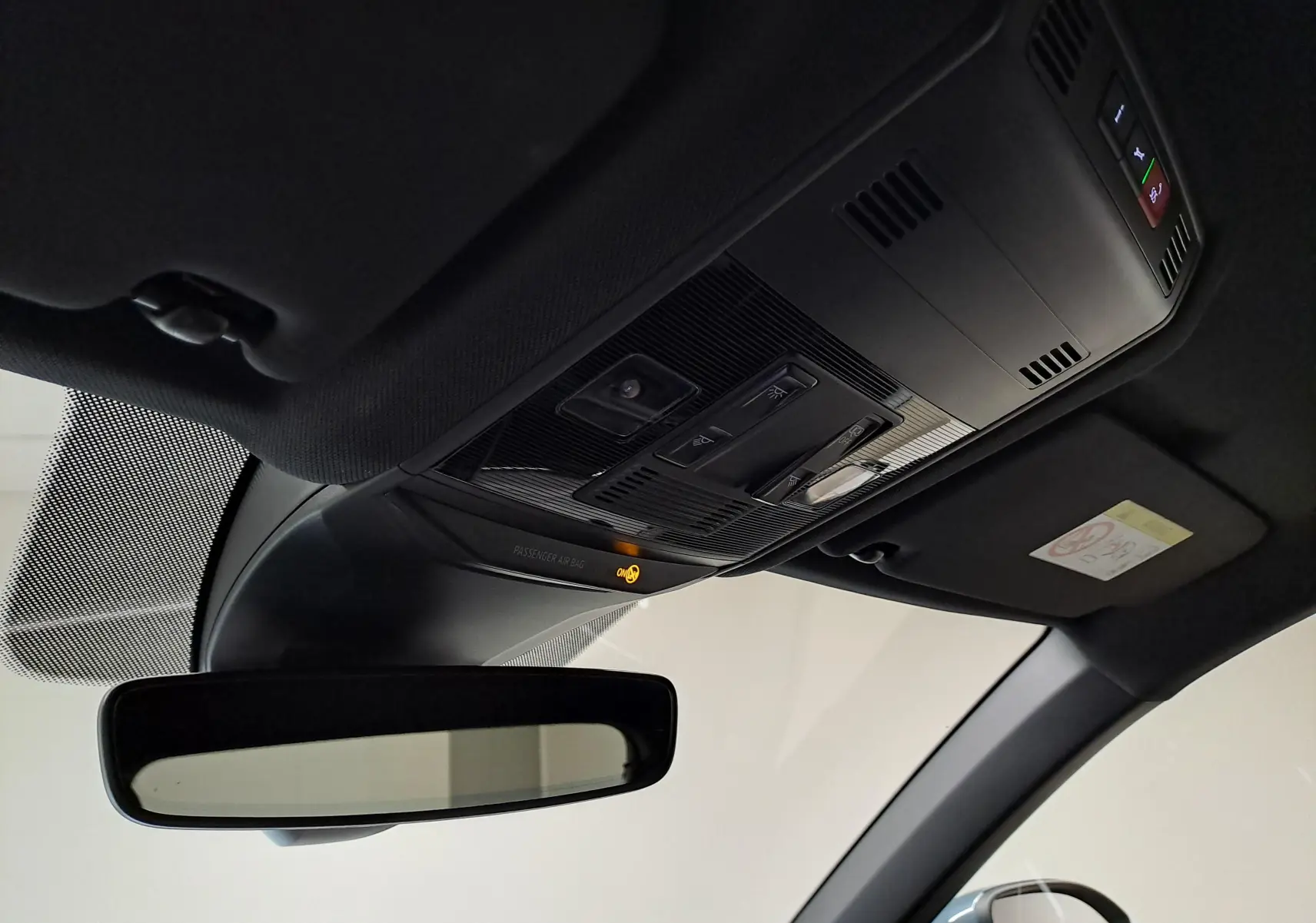 Vue intérieure du toit avec commandes d'éclairage et rétroviseur dans un Volkswagen T-Roc 2025.