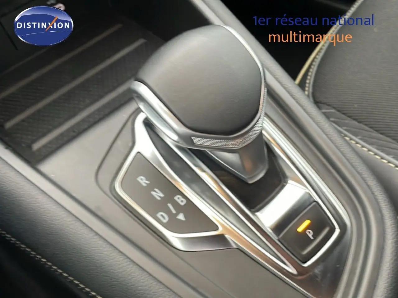 Gros plan sur la commande de boîte automatique noire du Renault Symbioz 2025, finition Iconic, avec indication de la position "P".