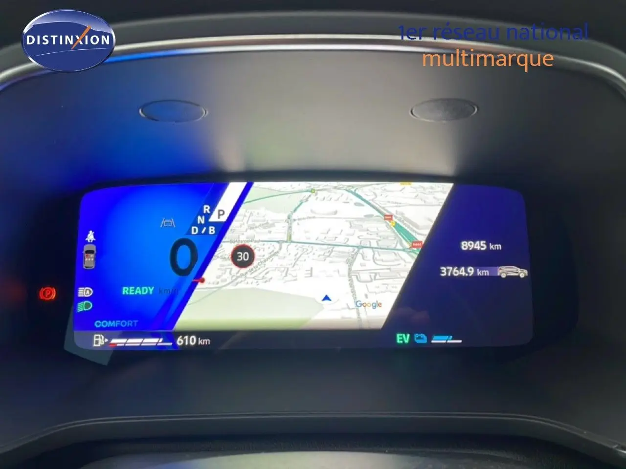 Affichage numérique du tableau de bord de la Renault Symbioz noir étoile métal, montrant la navigation et l'état hybride.