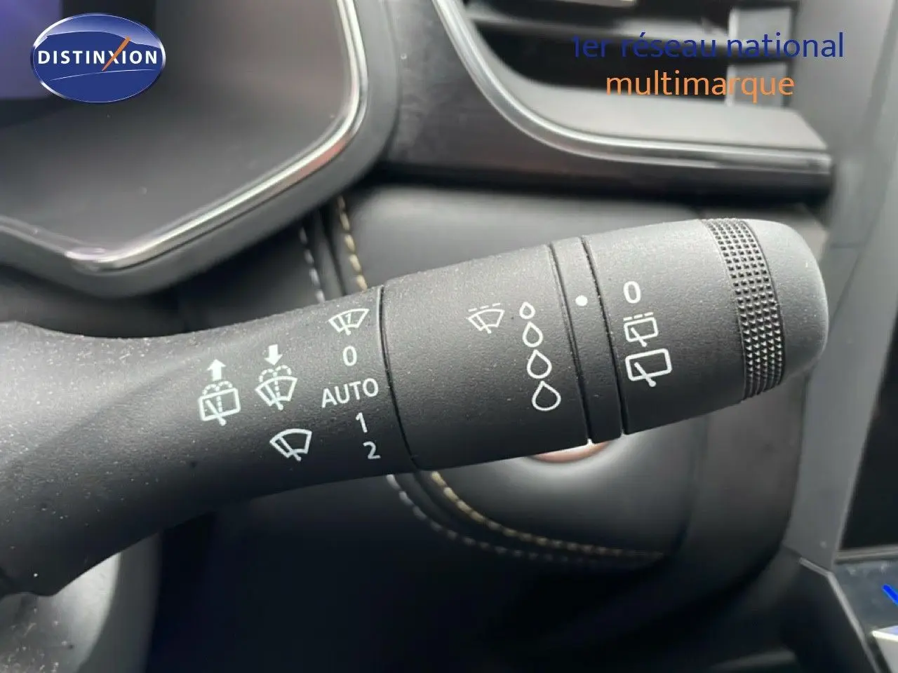 Gros plan sur la commande d’essuie-glace du tableau de bord intérieur d’une Renault Symbioz noire étoile métal.