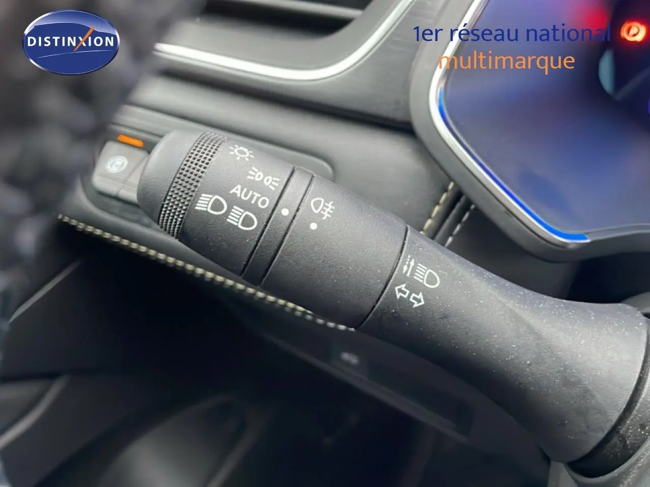 Gros plan sur la commande des phares et clignotants dans l’habitacle noir de la Renault Symbioz 2025.