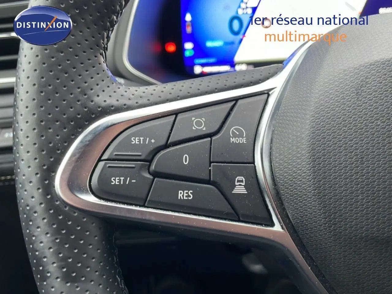 Gros plan sur les commandes de régulateur de vitesse au volant perforé du Renault Symbioz noir étoile métal.