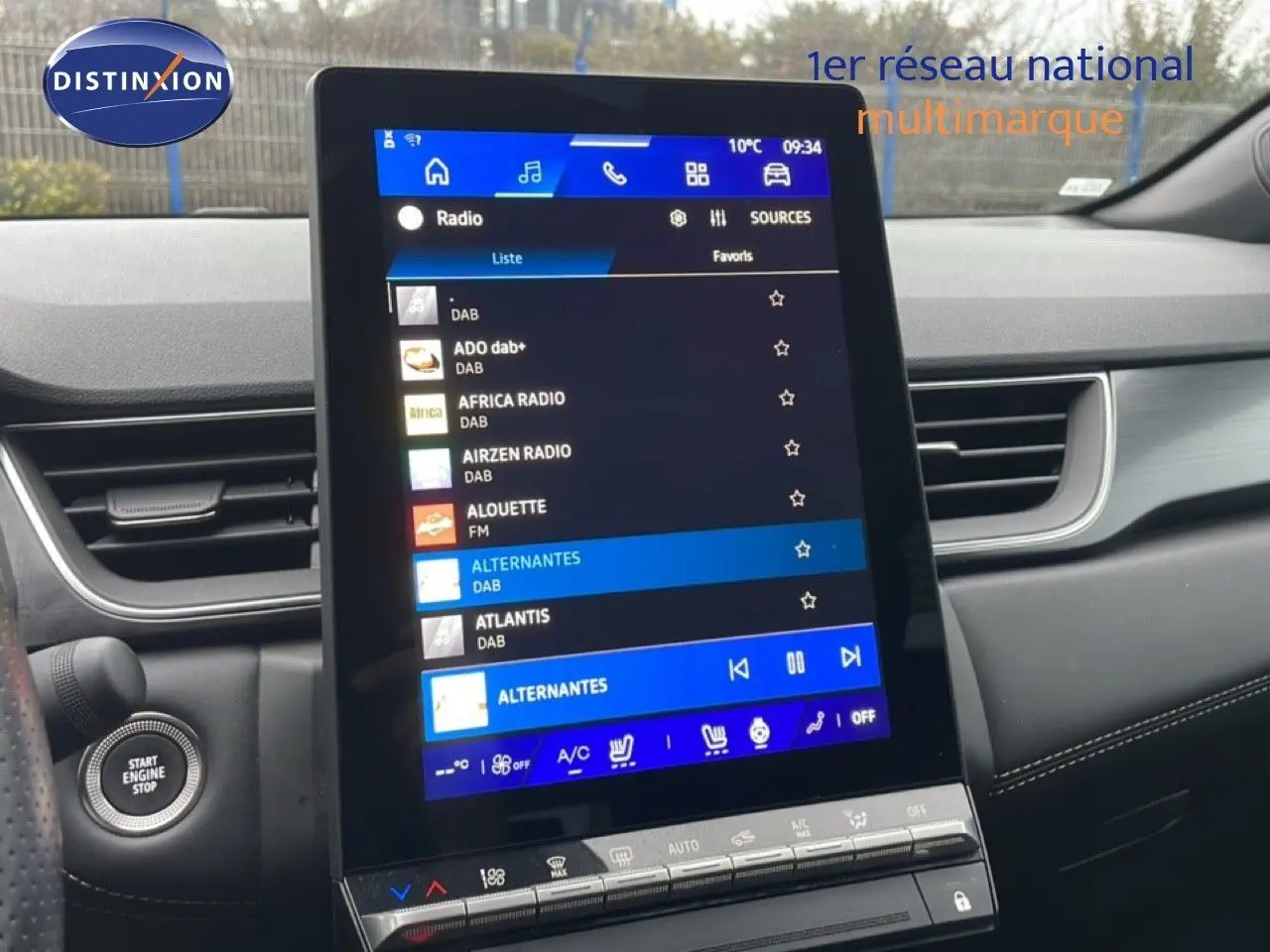 Écran tactile central en position verticale dans l’habitacle noir du Renault Symbioz 2025, affichant la liste des radios DAB.