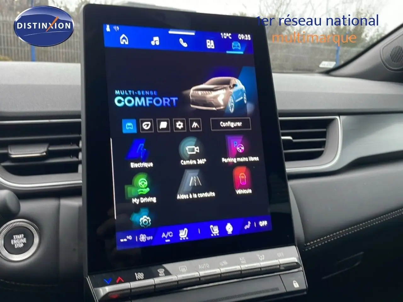 Vue intérieure centrée sur l'écran tactile du tableau de bord d'une Renault Symbioz noire étoile métal, affichant le mode confort.