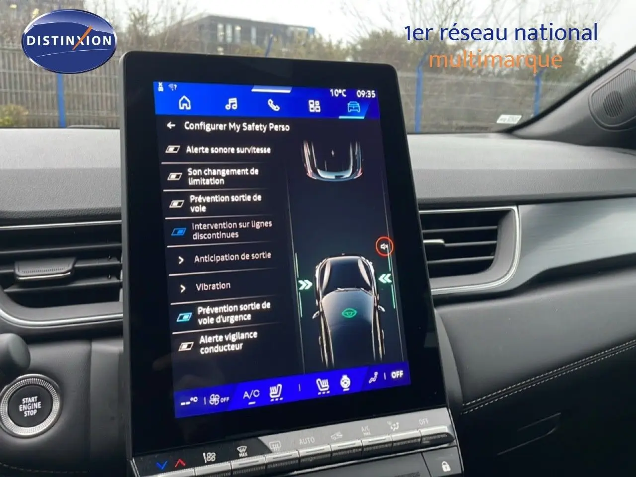 Vue intérieure centrée sur l'écran tactile du tableau de bord du Renault Symbioz noir étoile métal, affichant les options de sécurité.