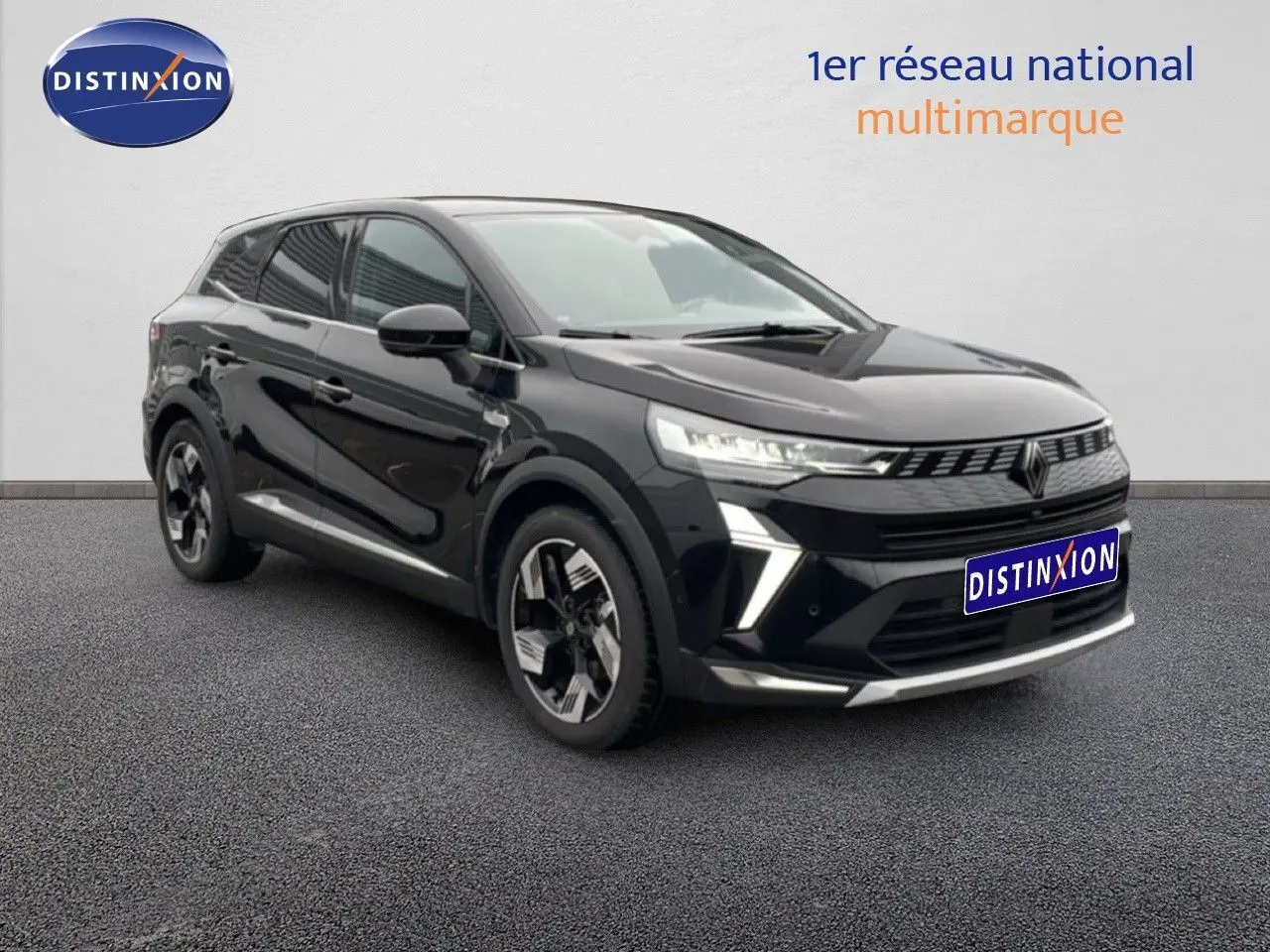 Vue 3/4 avant du Renault Symbioz noir étoile métal, soulignant ses lignes modernes et ses jantes bi-ton distinctives.