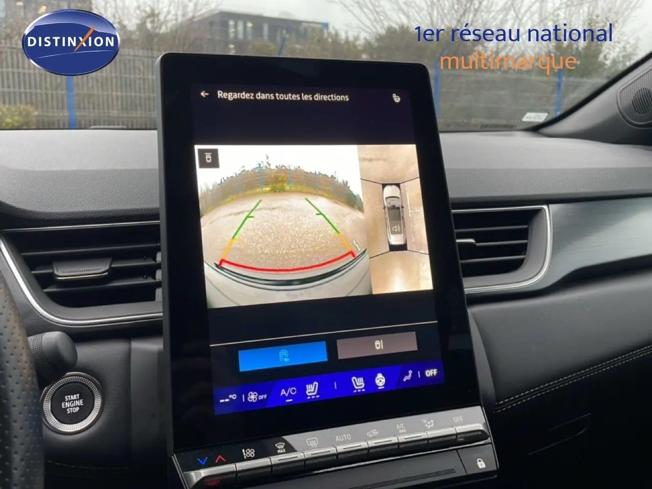 Vue intérieure du tableau de bord du Renault Symbioz 2025, écran tactile affichant la caméra de recul en mode nuit.