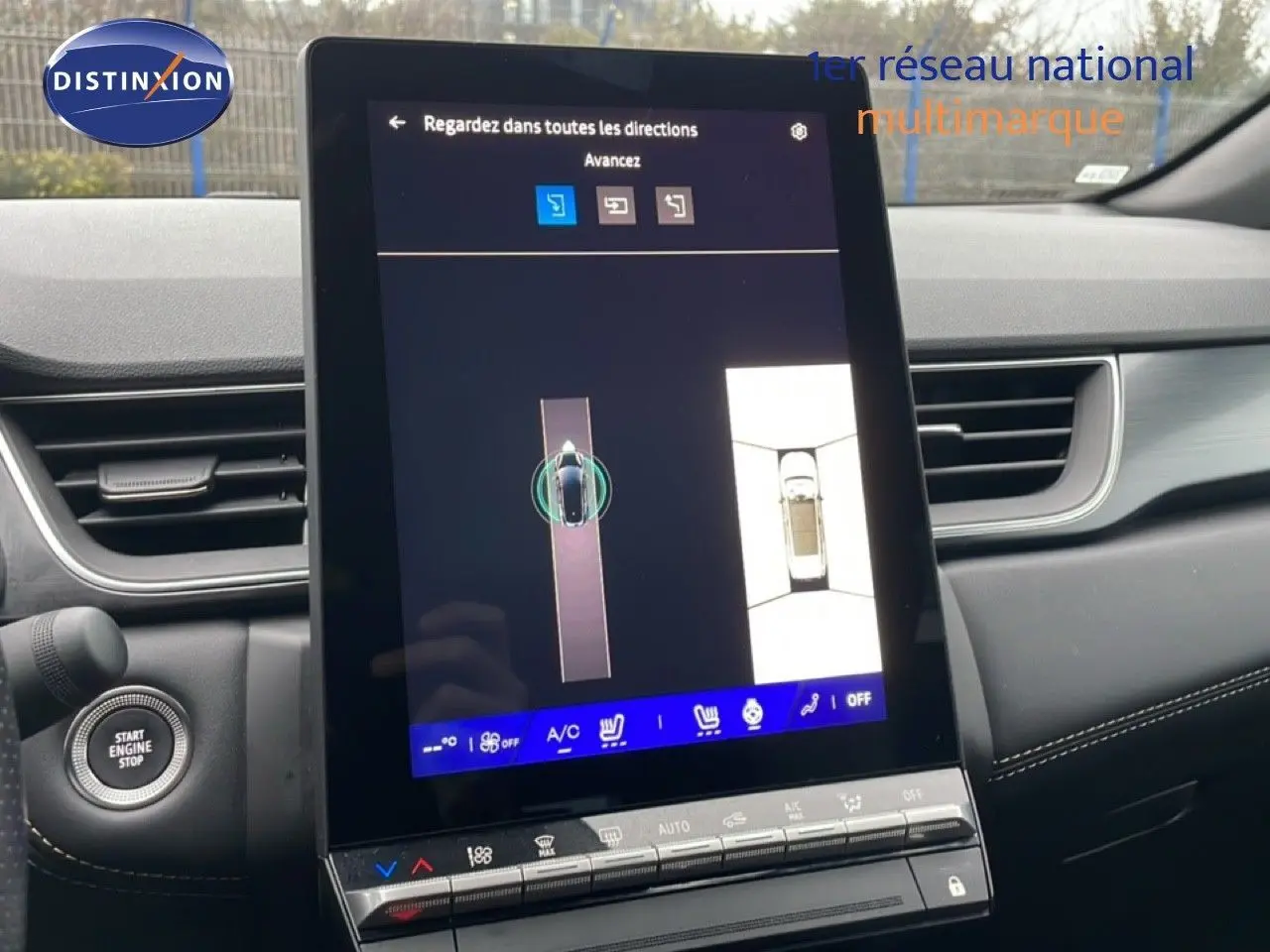Vue intérieure centrée sur l'écran tactile vertical du tableau de bord du Renault Symbioz noir étoile métal, avec démarrage sans clé visible.
