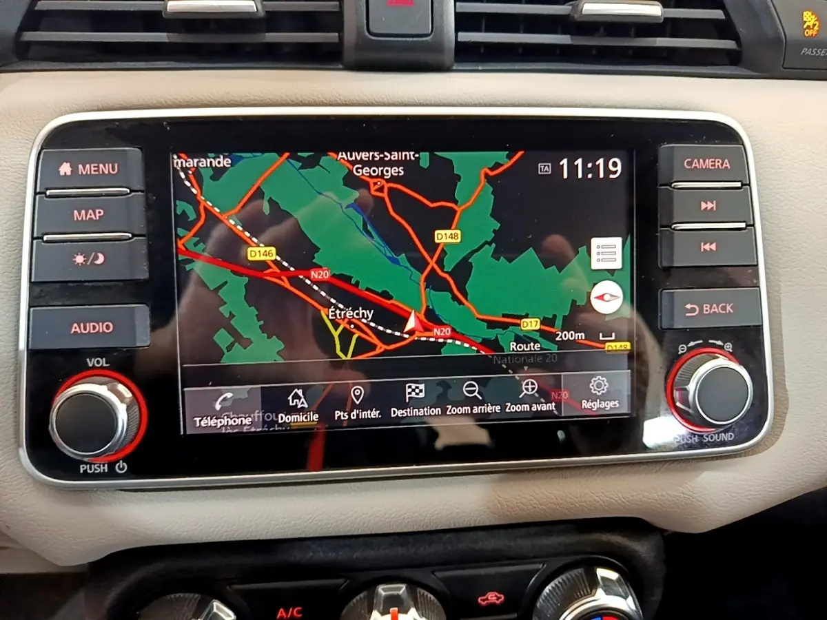 Écran tactile central du système de navigation de la Nissan Micra IG-T 100 Business Edition, affichage carte couleur.