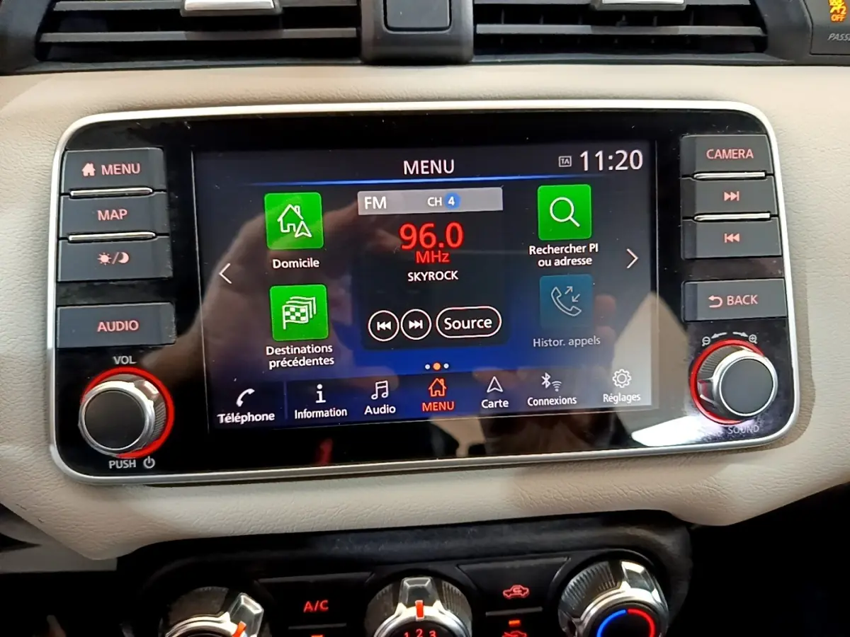 Écran tactile central de la Nissan Micra IG-T 100 Business Edition 2020, affichage menu radio et navigation.