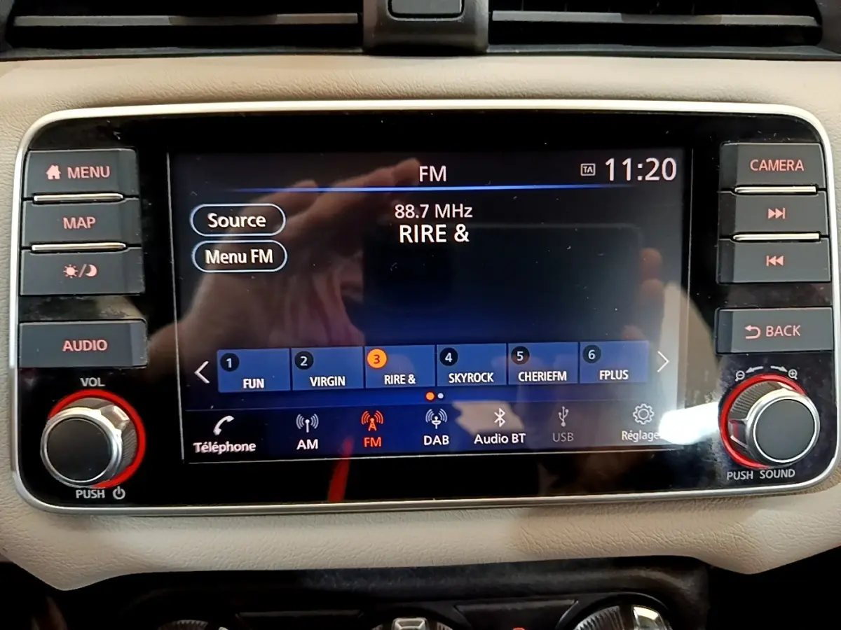 Écran tactile central de la Nissan Micra Business Edition 2020 affichant la radio FM avec commandes autour.