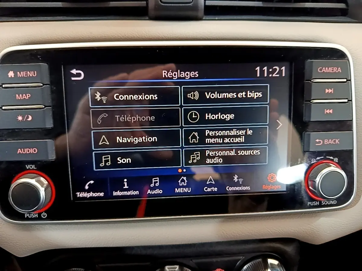 Écran tactile central de la Nissan Micra IG-T 100 Business Edition 2020 affichant le menu Réglages en intérieur beige.