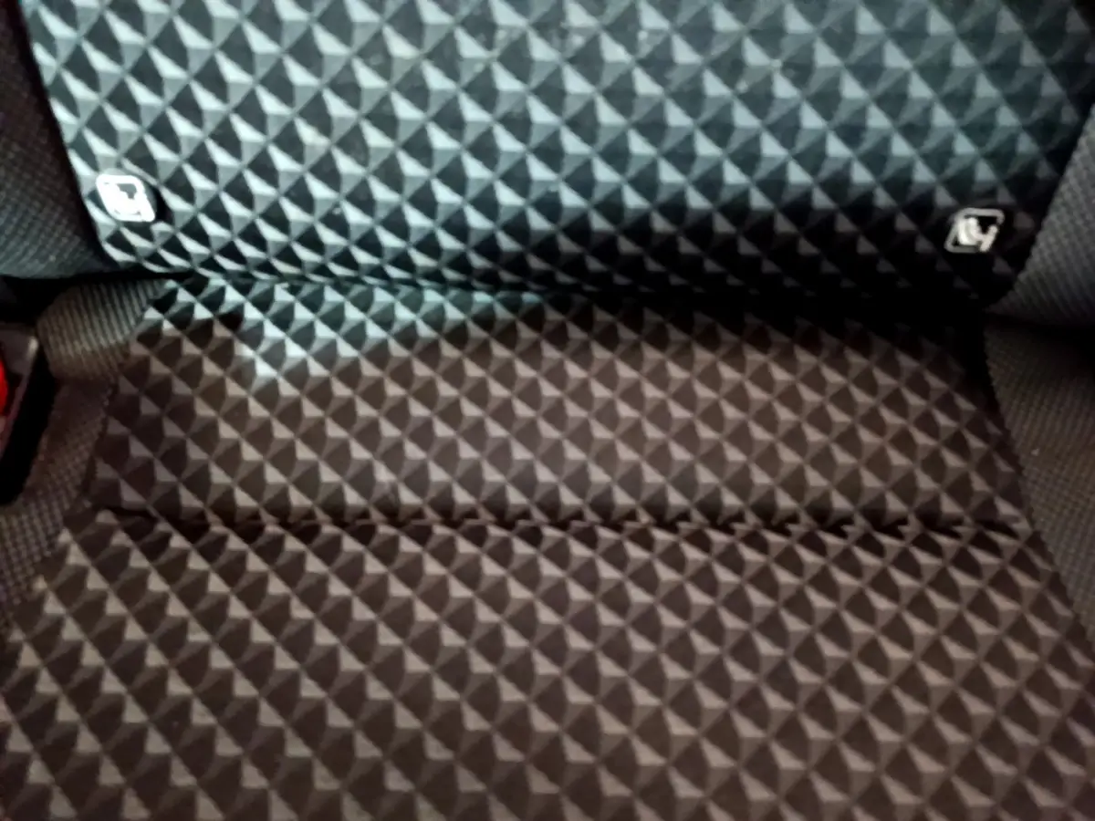 Gros plan sur la banquette arrière en tissu noir à motif géométrique de la Nissan Micra IG-T 100 Business Edition.