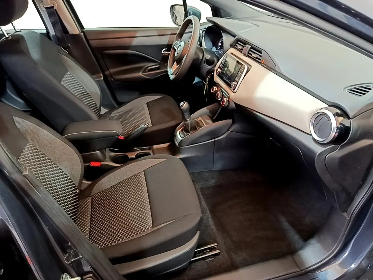 Intérieur avant droit de Nissan Micra IG-T 100 Business Edition 2020, sièges tissu bicolore et tableau de bord clair.