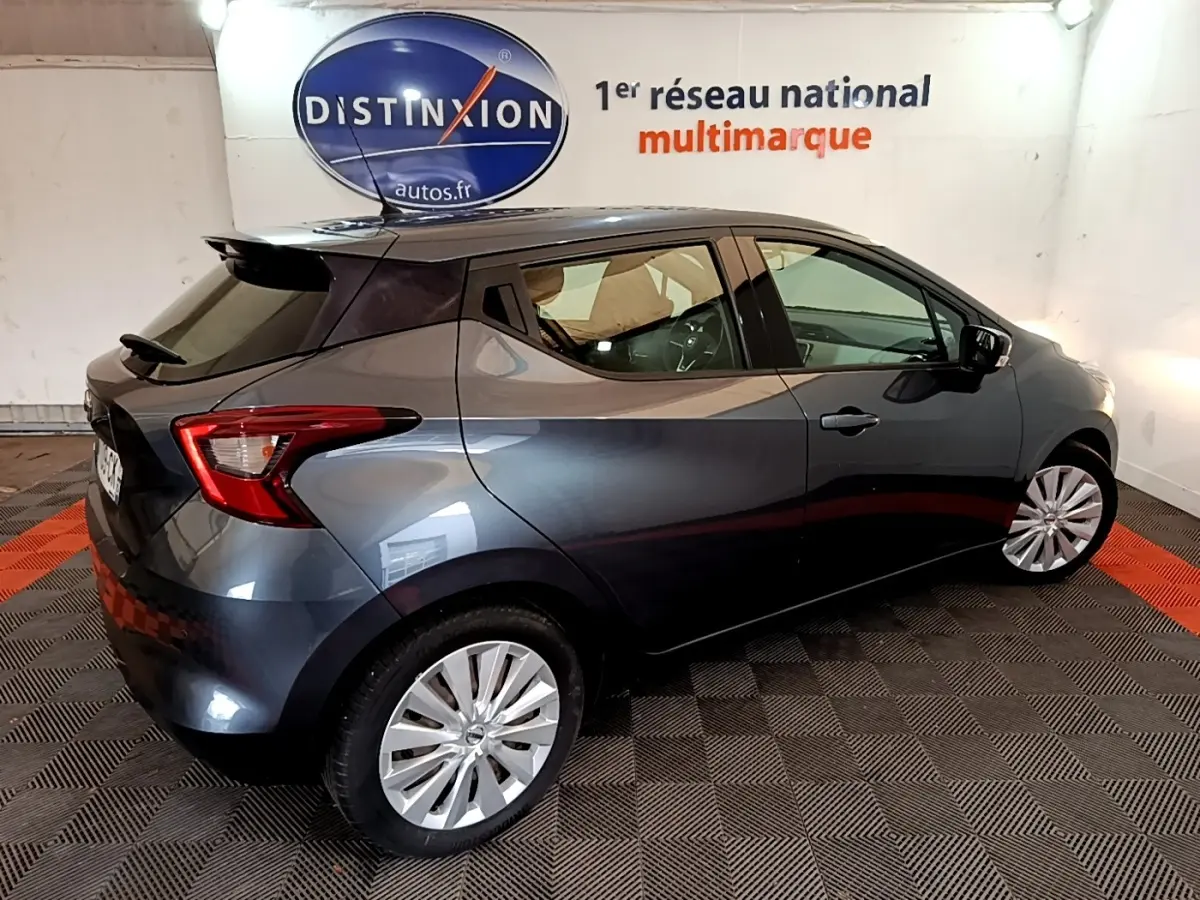 Vue 3/4 arrière droite d'une Nissan Micra IG-T 100 Business Edition gris foncé avec jantes alliage et feux LED distinctifs.