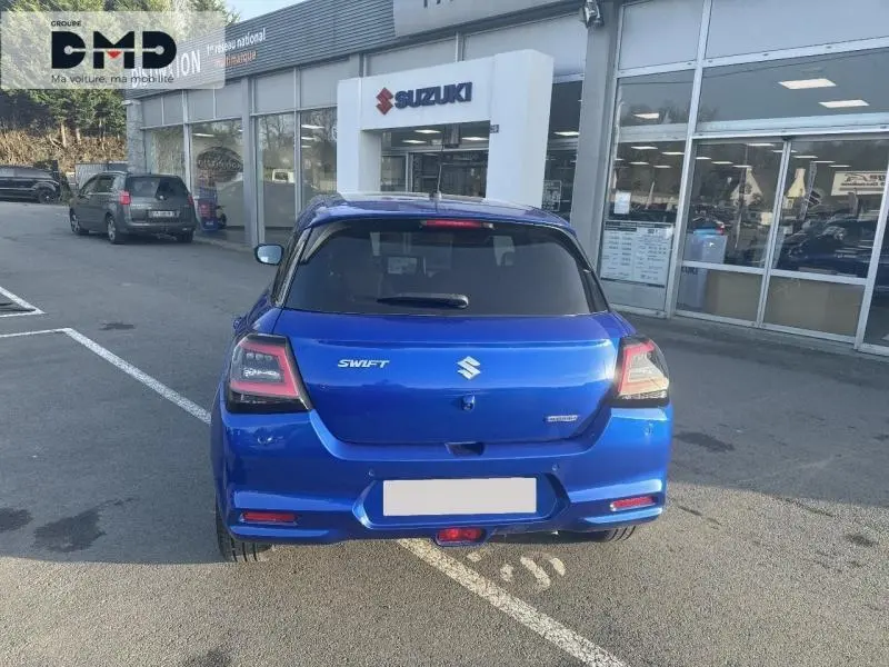 Vue arrière d'une Suzuki Swift 1.2 Hybrid 83ch Pack en bleu Frontier Pearl, avec feux arrière LED et lunette arrière surteintée.