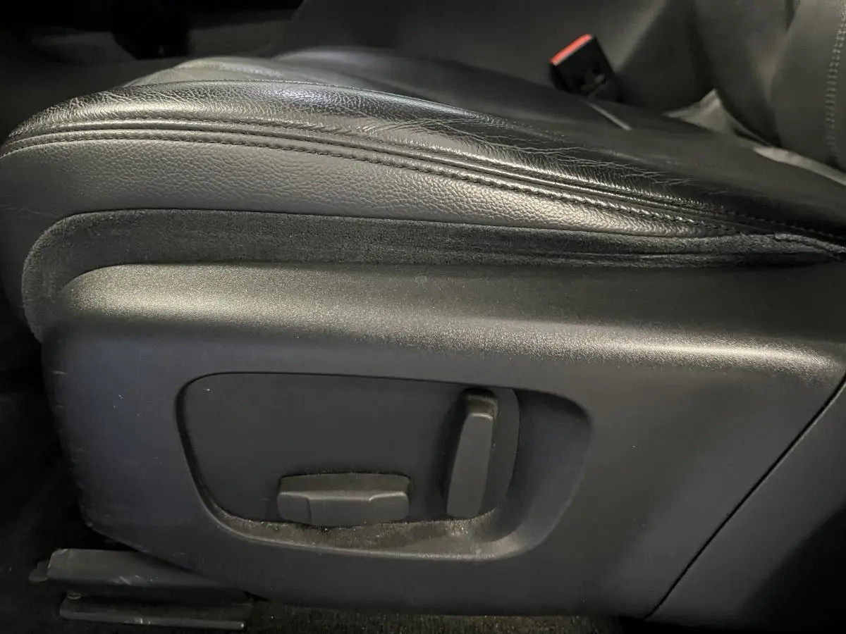 Gros plan sur les commandes électriques du siège avant en cuir noir du Range Rover Evoque 2020.