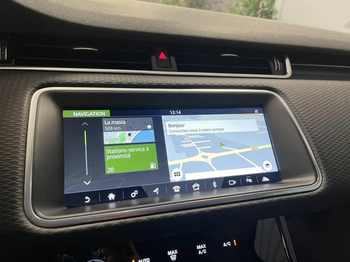 Écran tactile central du tableau de bord du Range Rover Evoque blanc, affichant la navigation GPS.