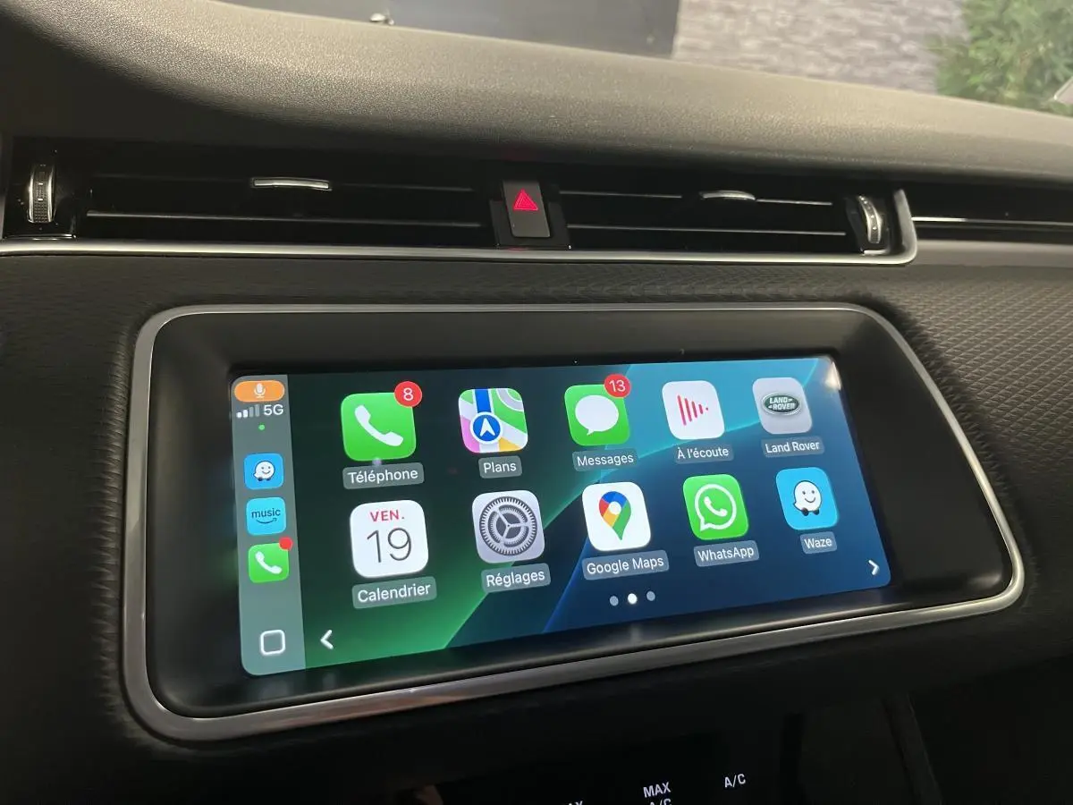 Écran tactile central du tableau de bord du Range Rover Evoque 2020, affichant des applications connectées.