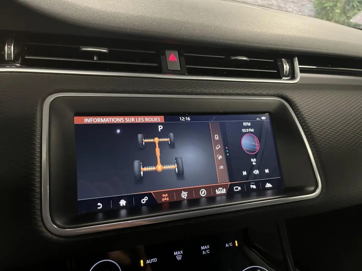 Écran tactile central du Range Rover Evoque 2020 affichant les informations sur les roues, vue intérieure avant.