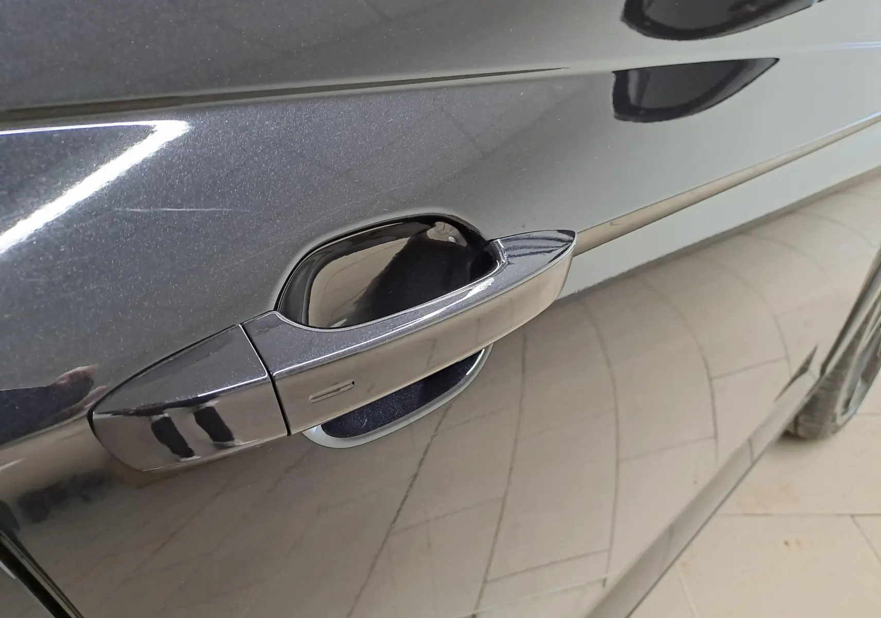 Poignée de porte côté gauche en gros plan sur Volkswagen Taigo 1.5 TSI 150 DSG7 R-Line Edition noir intense nacré.