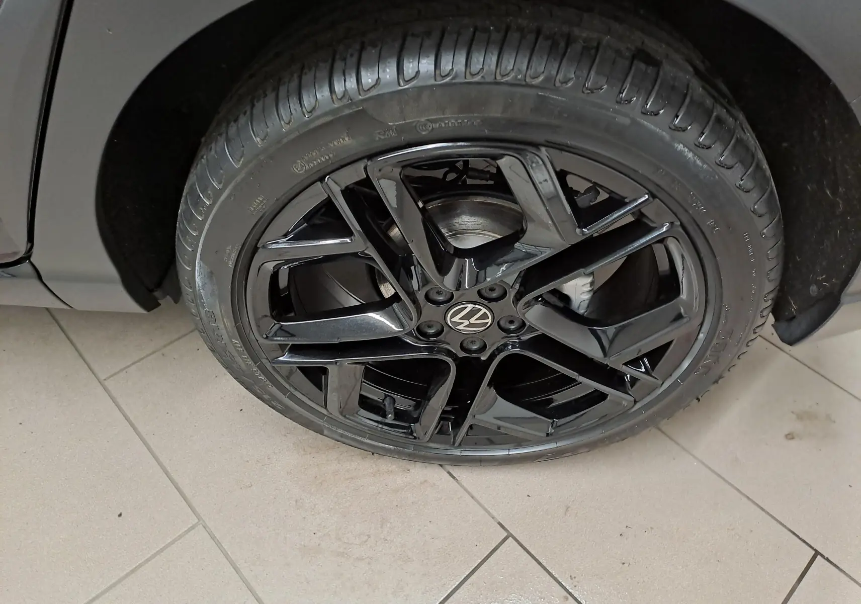 Gros plan sur la jante avant droite noire en alliage léger 18'' York du Volkswagen Taigo 1.5 TSI 150 DSG7 R-Line Edition.