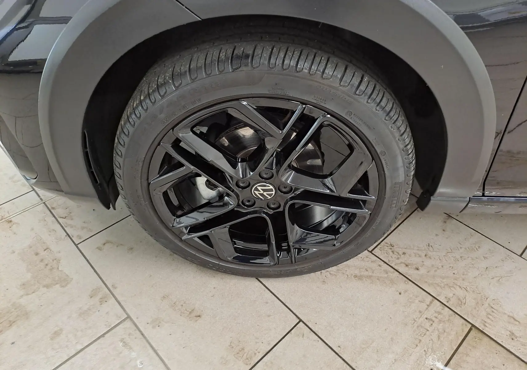 Gros plan sur la jante noire en alliage léger 18 pouces York du côté avant droit du Volkswagen Taigo Noir Intense nacré.