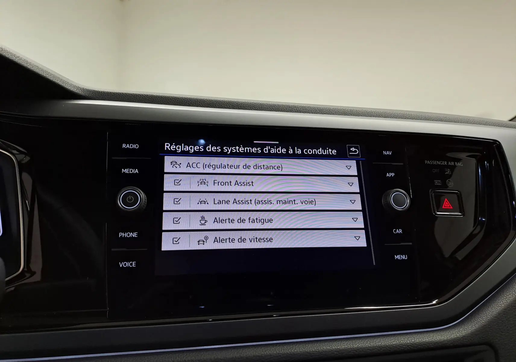 Vue rapprochée de l'écran tactile intérieur du Volkswagen Taigo 2025 affichant les réglages d'aides à la conduite.