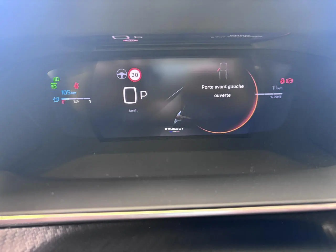 Affichage numérique du tableau de bord du Peugeot 2008 Hybrid, indiquant porte avant gauche ouverte.