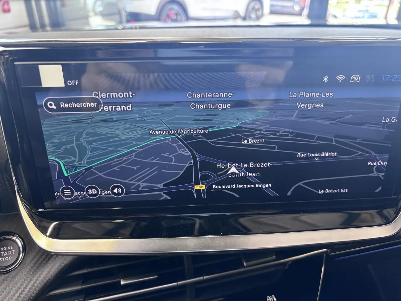 Écran tactile intérieur du Peugeot 2008 1.2i Hybrid 145 GT affichant la navigation GPS en mode 3D.