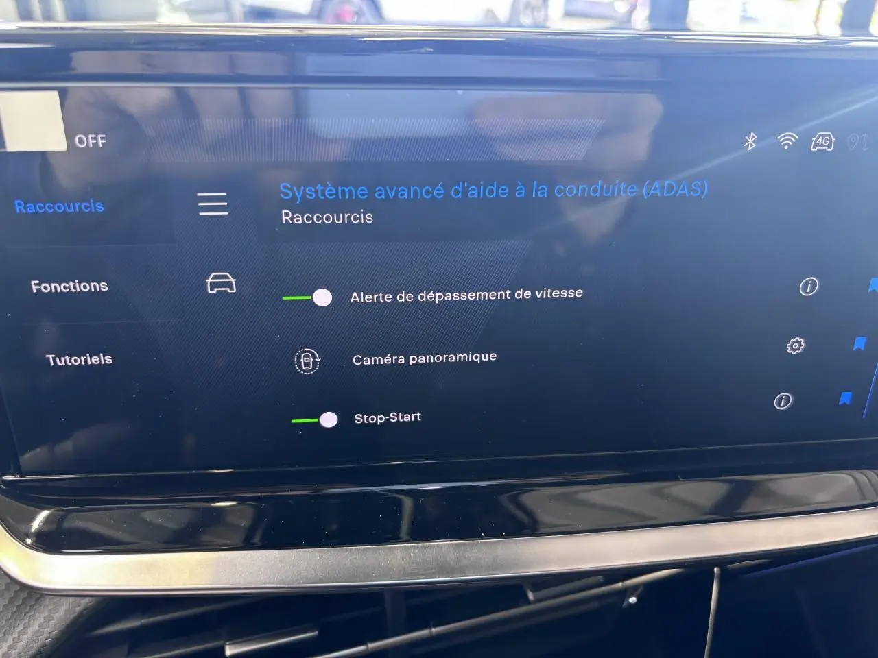 Écran tactile du système d’aide à la conduite ADAS dans l’habitacle d’une Peugeot 2008 hybride.