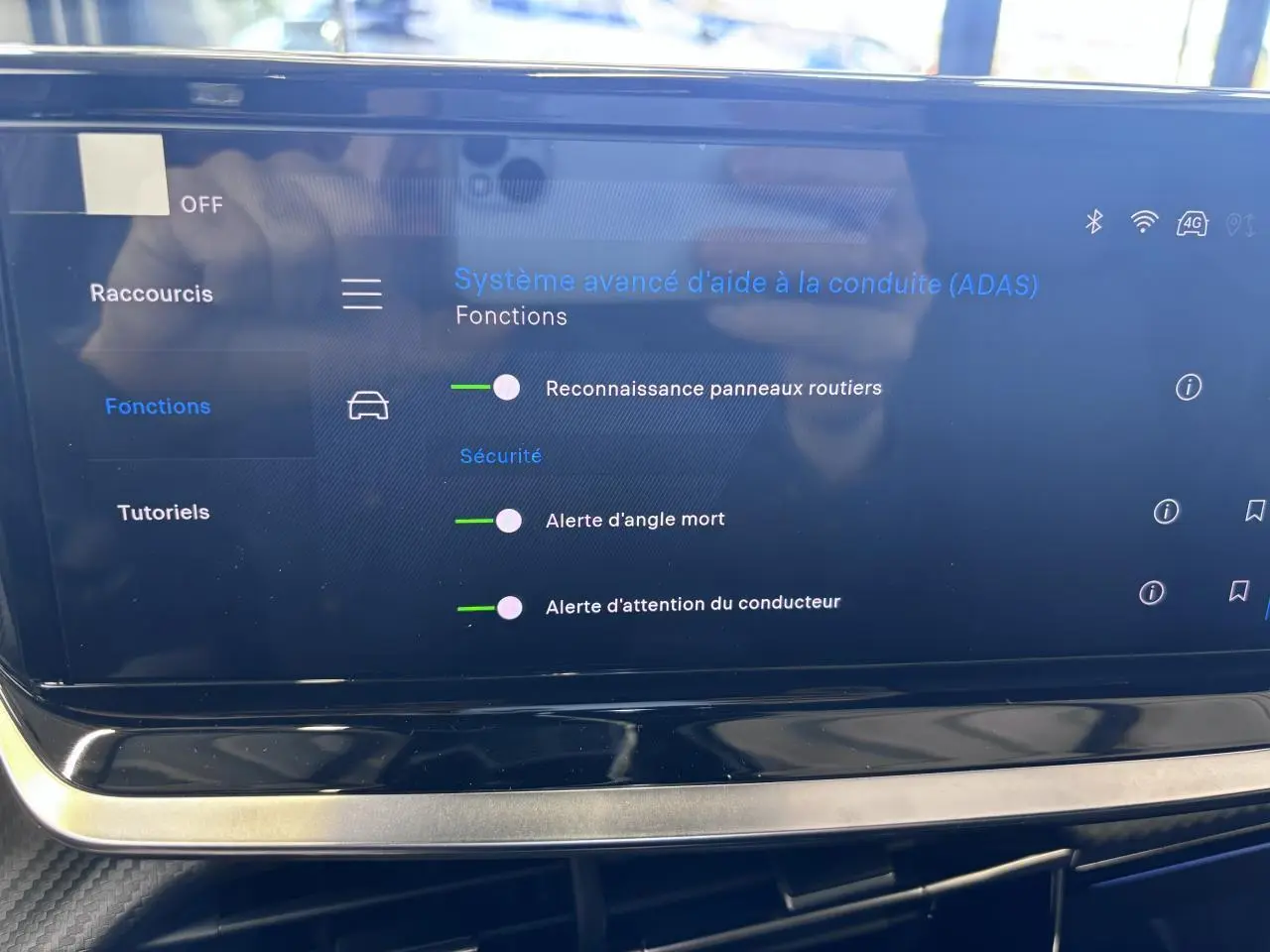 Écran tactile du système d'aide à la conduite Peugeot 2008 1.2i Hybrid GT affichant les alertes activées.