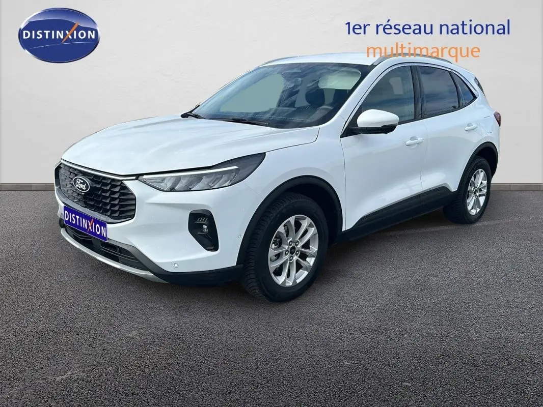 Ford Kuga blanc en 3/4 avant droit, avec jantes alliage 17 pouces et vitres surteintées visibles.