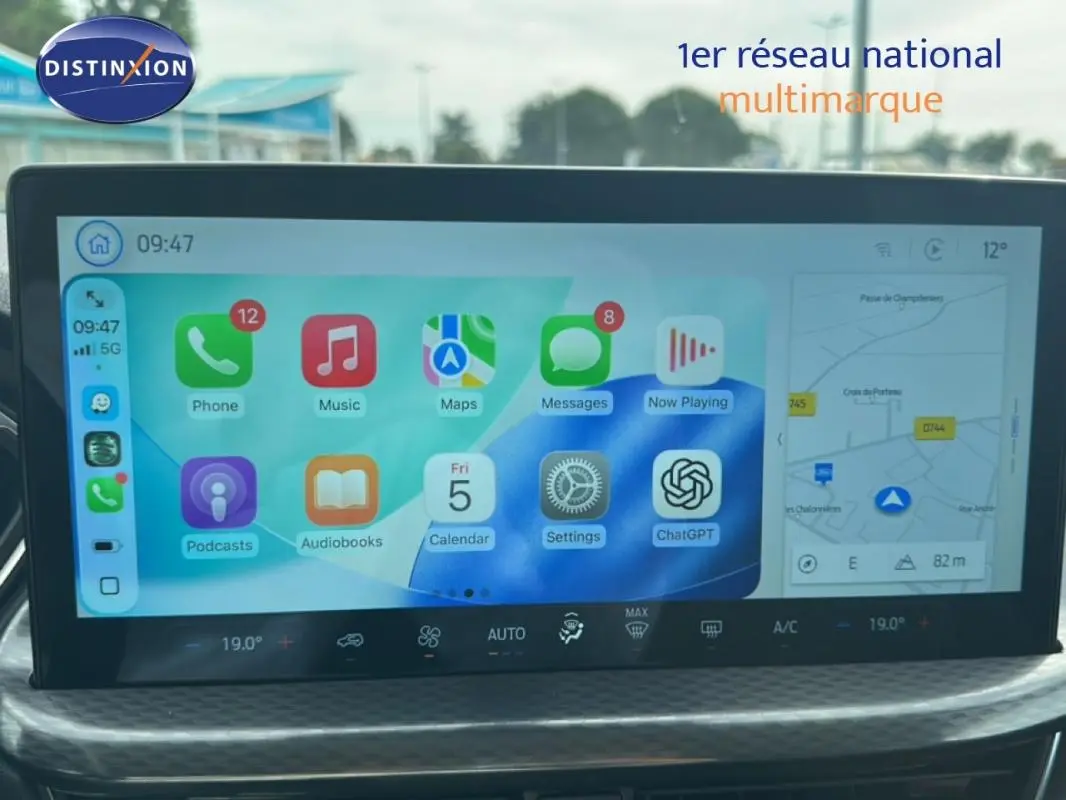 Écran tactile central du Ford Kuga blanc 2025, affichant navigation, applications et commandes climatisation.