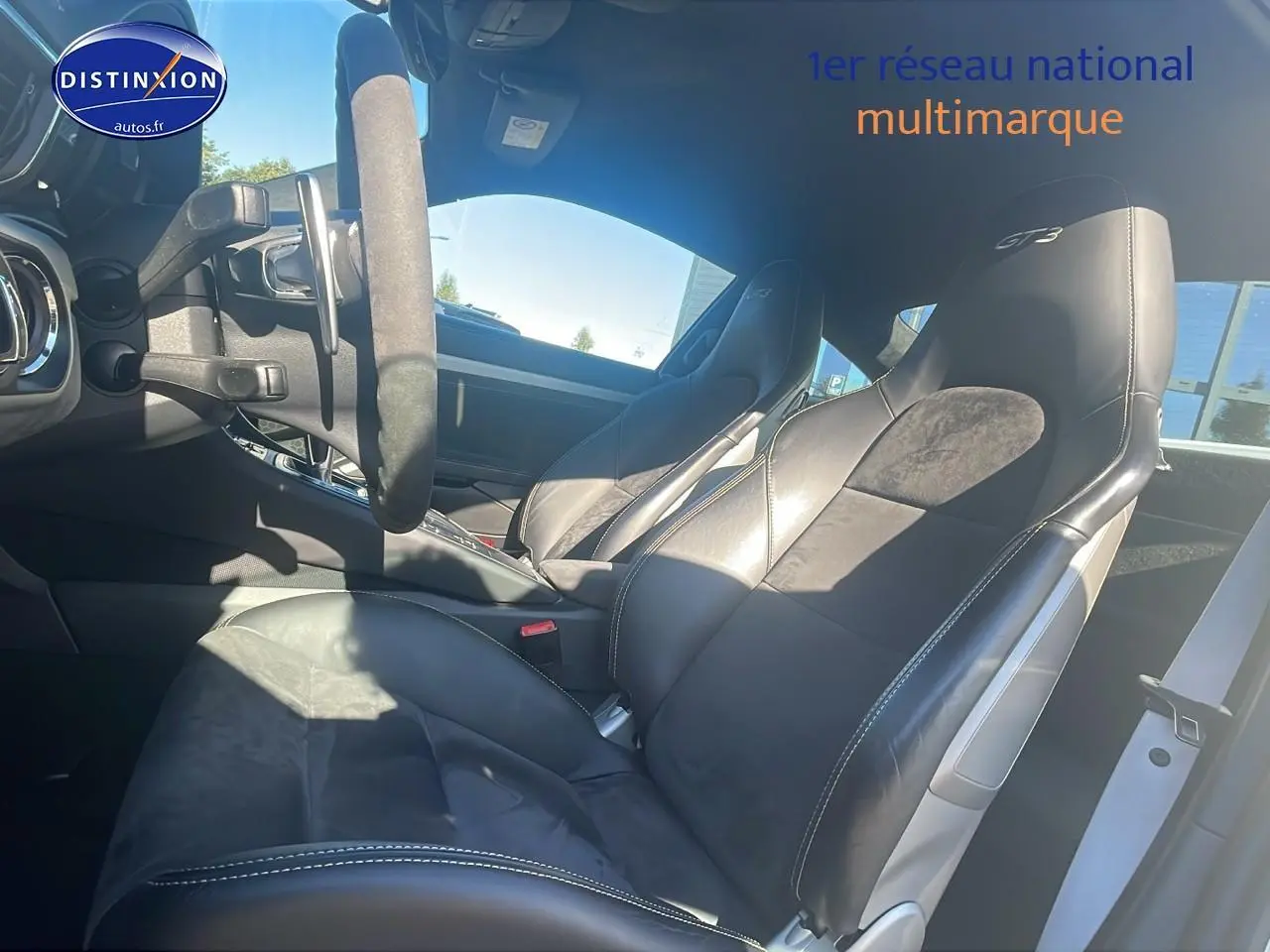Vue intérieure côté conducteur de la Porsche 911 GT3 991 avec sièges sport cuir/alcantara noirs et volant sport.