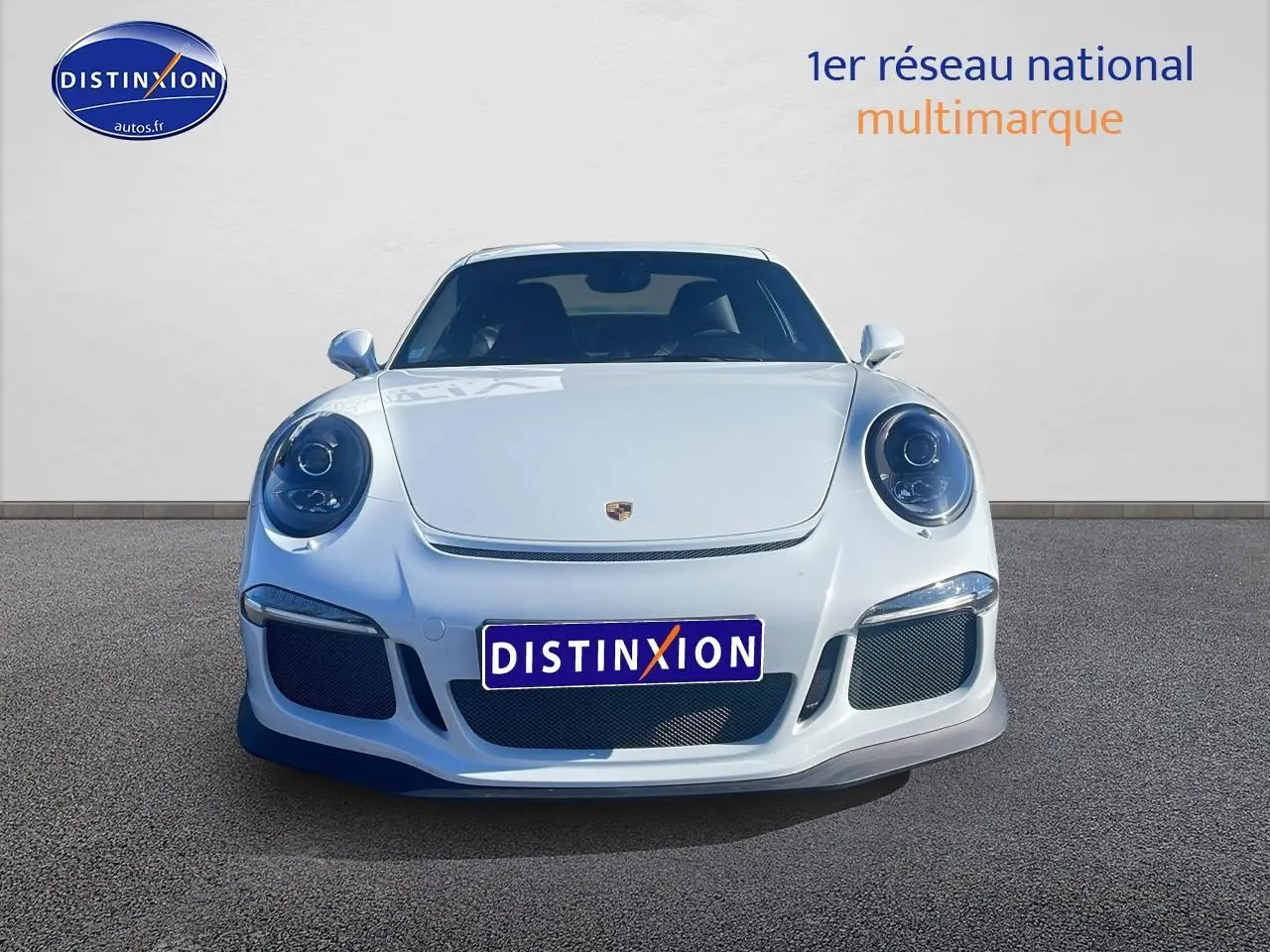 Vue frontale d'une Porsche 911 (991) GT3 blanche avec becquet et phares ronds noirs.