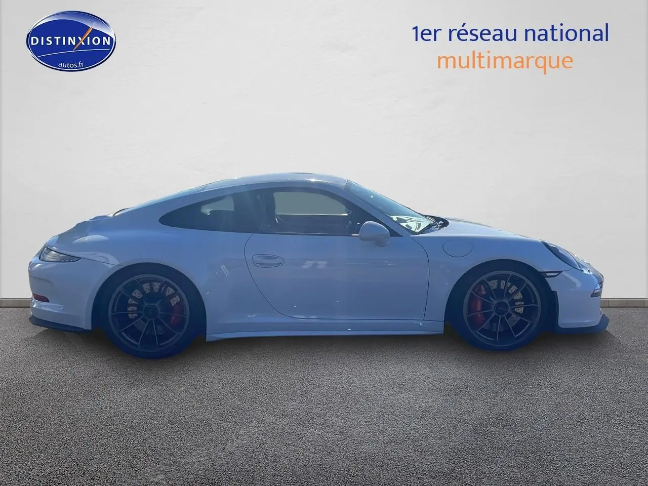 Profil latéral droit de la Porsche 911 GT3 blanche de 2015 avec jantes noires et becquet arrière visible.