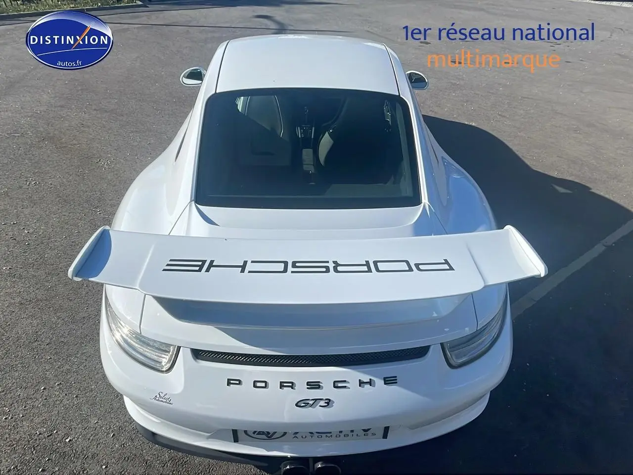 Vue plongeante avant de la Porsche 911 (991) GT3 blanche avec son large aileron arrière distinctif.