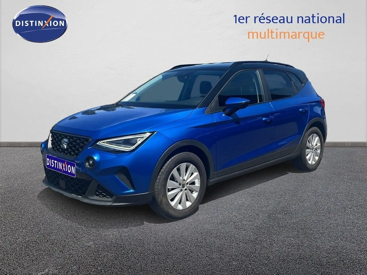 SEAT Arona bleu saphir métal avec toit noir, vue 3/4 avant droit mettant en valeur son design compact et moderne.