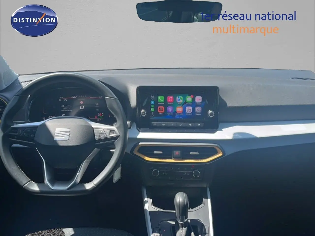 Vue intérieure frontale du tableau de bord du SEAT Arona 2025 avec écran tactile et volant multifonction noir.