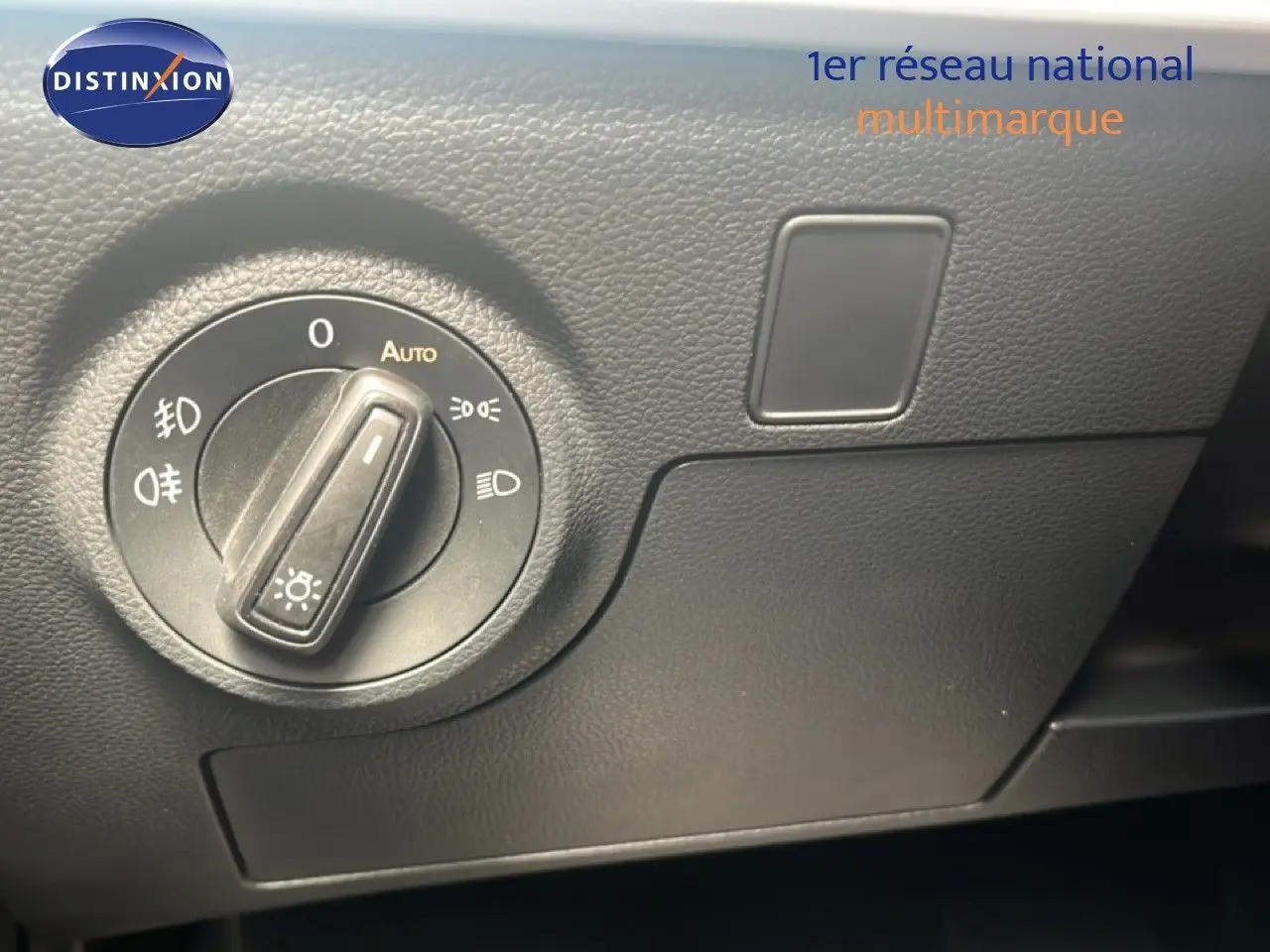 Gros plan sur le sélecteur de réglage des phares dans l’habitacle noir du SEAT Arona 2025.