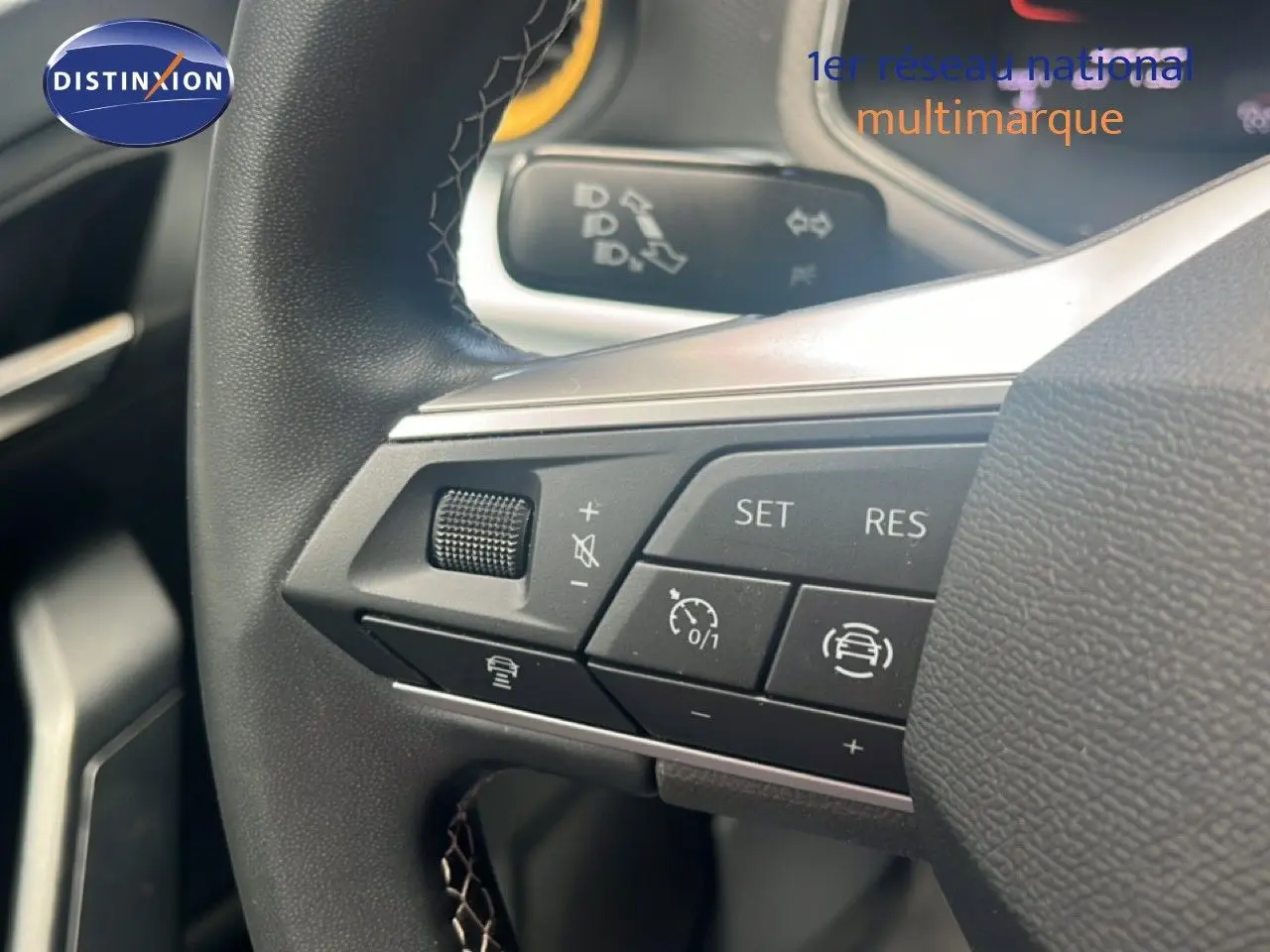 Gros plan sur les commandes au volant du SEAT Arona 2025, finition Style Special Edition, volant cuir noir.