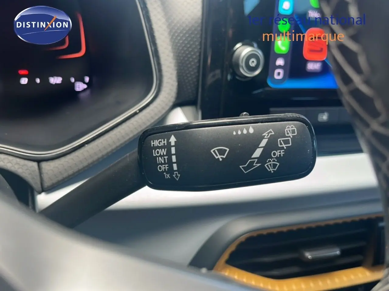 Gros plan sur la commande d’essuie-glace côté droit du tableau de bord d’un SEAT Arona 2025 bleu saphir métal.