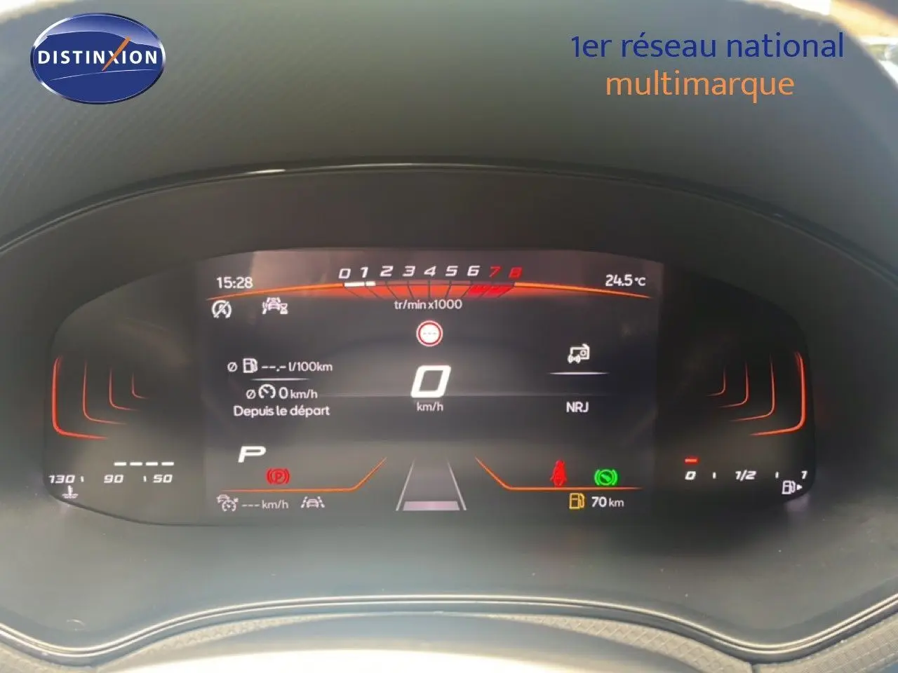 Affichage numérique du tableau de bord du SEAT Arona 2025, montrant la vitesse à 0 km/h et l'autonomie restante.