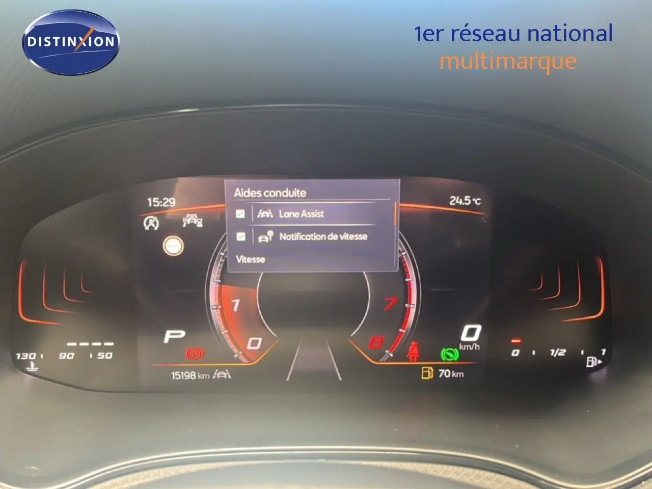 Tableau de bord numérique du SEAT Arona 2025, affichant aides à la conduite et jauges avec éclairage orange.