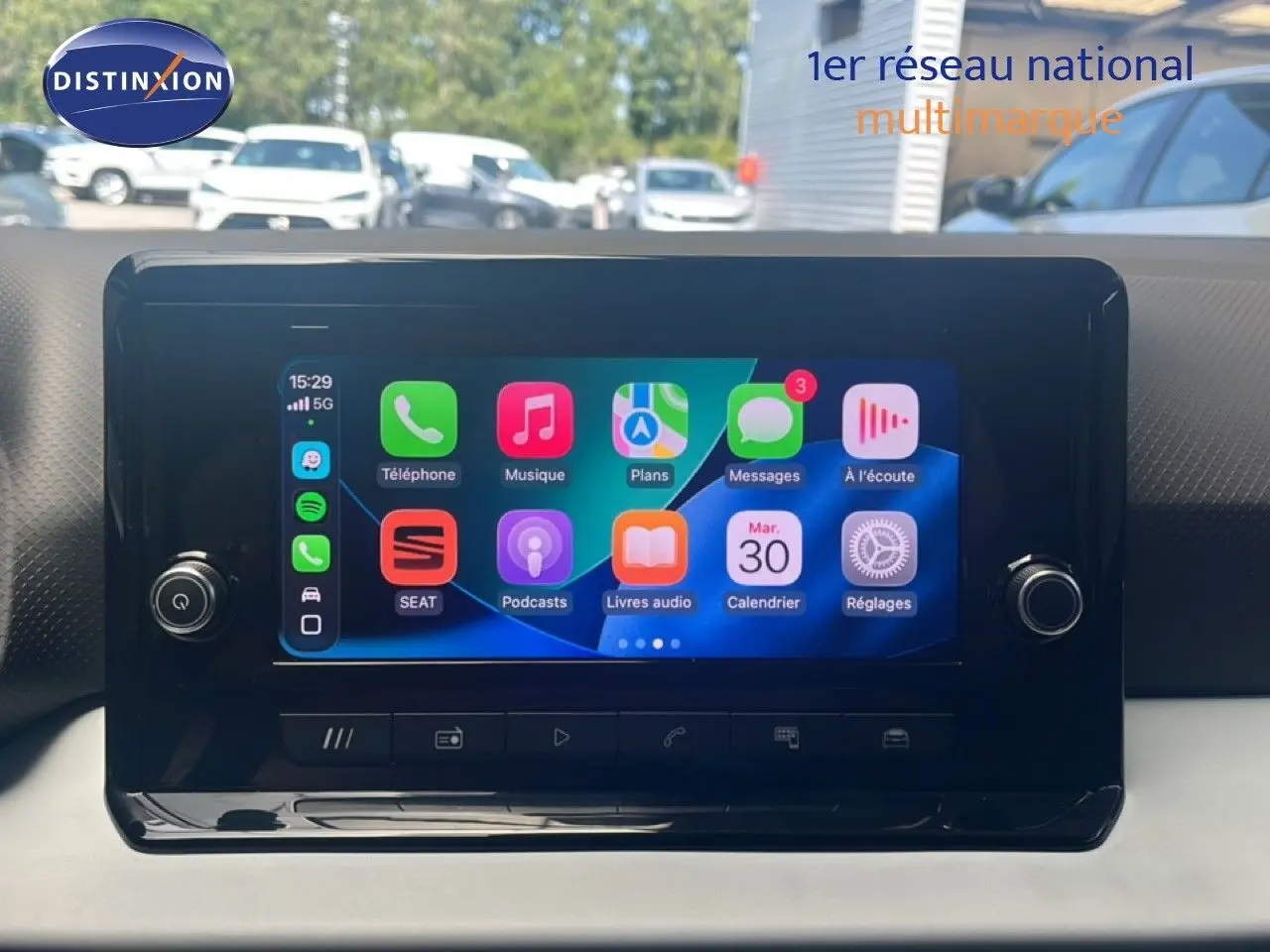 Écran tactile central du tableau de bord du SEAT Arona 2025, affichant les applications connectées.