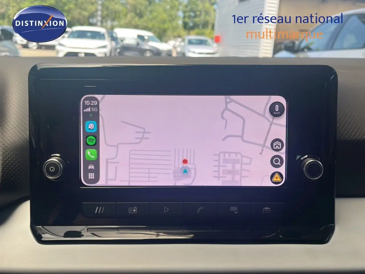 Écran tactile central du tableau de bord du SEAT Arona 2025 affichant une carte de navigation.