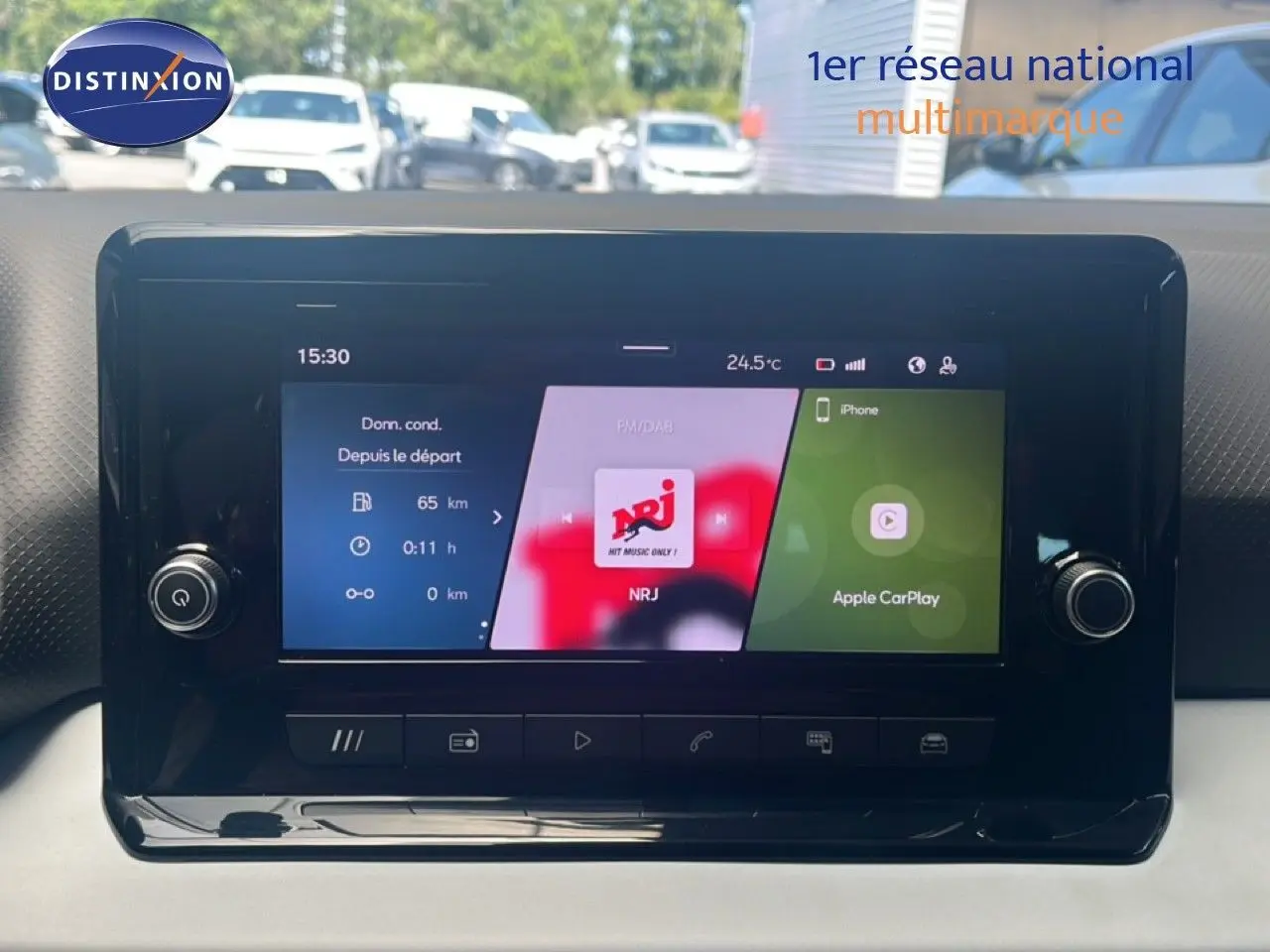 Écran tactile central de la SEAT Arona 2025 affichant radio NRJ et Apple CarPlay, ambiance intérieure moderne.